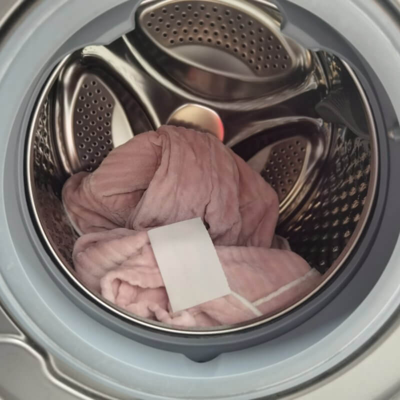 Plaats de lakens in de wasmachine